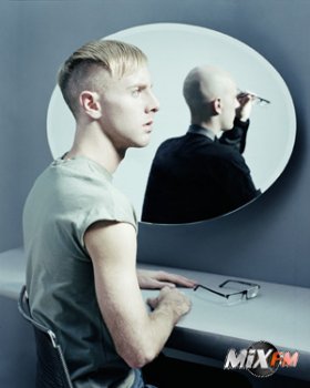 DJ Richie Hawtin в постоянном поиске новых возможностей сделать свое выступление уникальным актом DJ Richie Hawtin в постоянном поиске новых возможностей сделать свое выступление уникальным актом