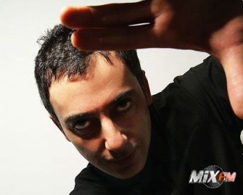 Американский techno чемпион Dubfire развлекает своих фанатов в автобусе