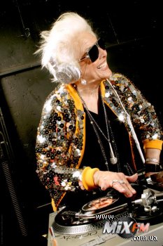 69-летняя DJ, Ruth Flowers