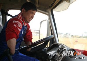 В Китае "Безрукий король вождения" добивается получения прав