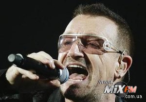 Лидер U2 перенес операцию на позвоночнике