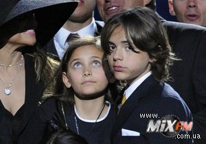 СМИ: Сын Майкла Джексона унаследовал редкое заболевание отца