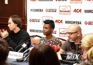 Вокалистка Morcheeba приехала в Киев с полуторагодовалым сыном