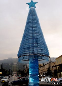 В Израиле установили новогоднюю елку из пяти тысяч пластиковых бутылок
